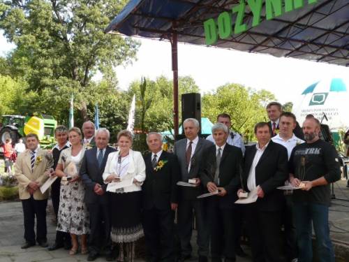 Pamiątkowe zdjęcie producentów i rolników z powiatu myszkowskiego wraz z władzami.