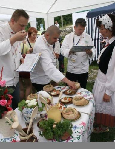 Na fot. Pierwsza z prawej Izabela Szewczyk z Ostrowa w trakcie I Festiwalu Śląskie Smaki w Ogrodzieńcu w dniu 17 czerwca 2006 roku.
