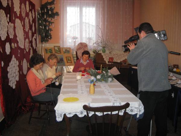 Na fot. Od lewej Małgosia Wojciechowska, Irena Matyja i Małgorzata Fukacza przy wykonywaniu koronek w trakcie telewizyjnego nagrania.