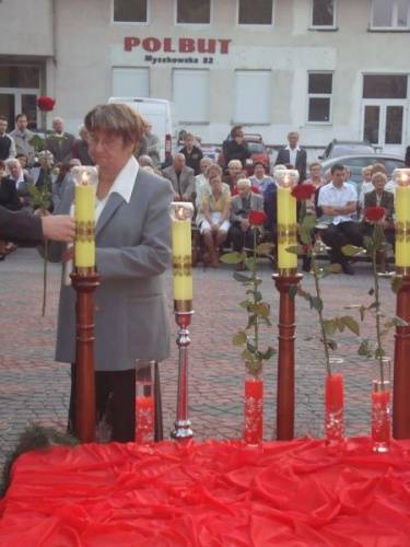 Irena Nowakowska odpaliła świece w intencji ofiar szóstego roku wojny.