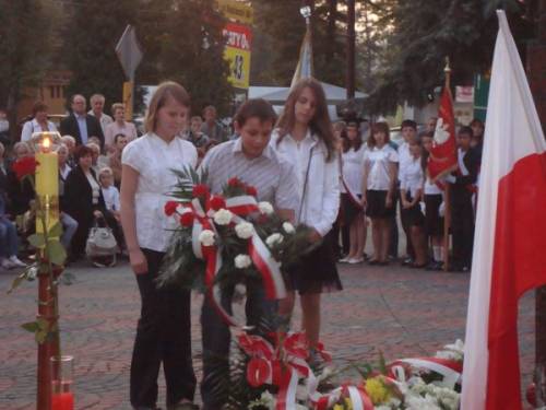Kwiaty złożyli przedstawiciele wszystkich szkół z terenu gminy Żarki. Na fot. przedstawiciele Gminnego Gimnazjum w Żarkach.