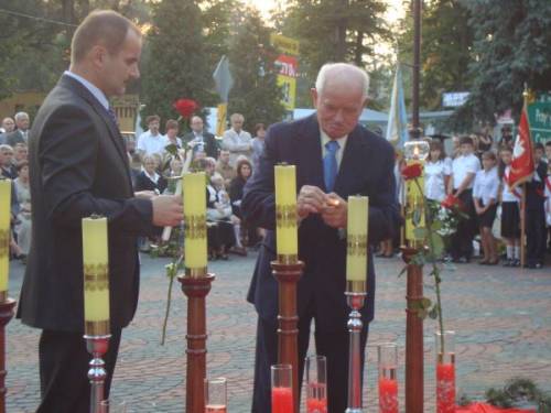Jan Poznański odpalił świece w intencji ofiar drugiego roku wojny.
