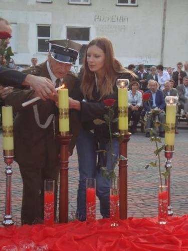 Józef Morawiec odpalił świece w intencji ofiar czwartego roku wojny. Pomaga mu wnuczka.