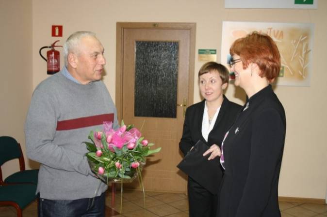 Dyrektor Czeskiego Centrum Pavla Foglová przyjmuje kwiaty do radnego Alojzego Zielińskiego z podziękowaniem za użyczanie wystaw dla Miasta Żarki. 