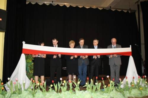 Wstęgę przecinali od lewej: Magdalena Brzegowska, Andrzej Jakóbczak, Stanisława Nowak, Tomasz Ulman, Mariusz Kleszczewski, Klemens Podlejski. 