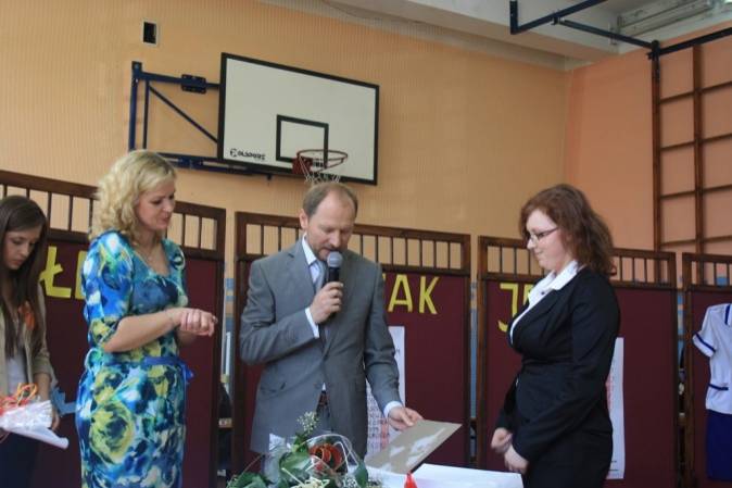 Najlepsza uczennica szkoły - Anna Maciąg z prawej. Od lewej dyrektor Mariola Piątek oraz dyrektor Artur Kołacz. 