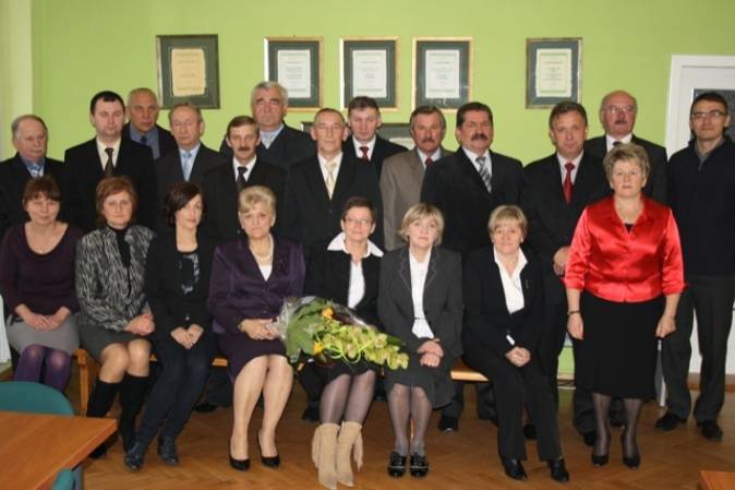 Radni Rady Miejskiej w kadencji 2006-2010 wraz z kierownikami wydziałów i zespołów w gminie Żarki.