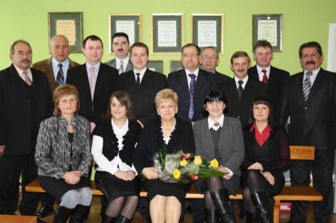Od lewej siedzą: L. Kowacka, W. Król, S. Nowak, T.  Ośmiałowska, A. Skorek. Od lewej stoją: R. Warta,  A. Zieliński, A. Jakóbczak, P. Labocha, J. Jarosz, J.  Garncarz, B. Kowacki, B. Gosek, W. Patoń, H. Świerdza. 