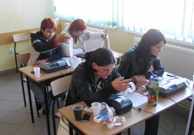 Od lewej w pierwszym rzędzie siedzą Ilona Urbańczyk, Ewa Morawiec, w drugim rzędzie od lewej: Anna Skorek, Anna Szewczyk w czasie zajęć z obsługi kasy fiskalnej. 