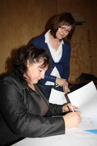 Iwona Kot z Żarek podpisuje dokumenty w ramach projektu, obok Agnieszka Pala-Czyż z MOPS w Żarkach.