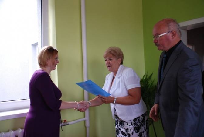 Katarzyna Deptuła odbiera nominacje z rąk przewodniczącej Stanisławy Nowak oraz burmistrza Klemensa Podlejskiego.