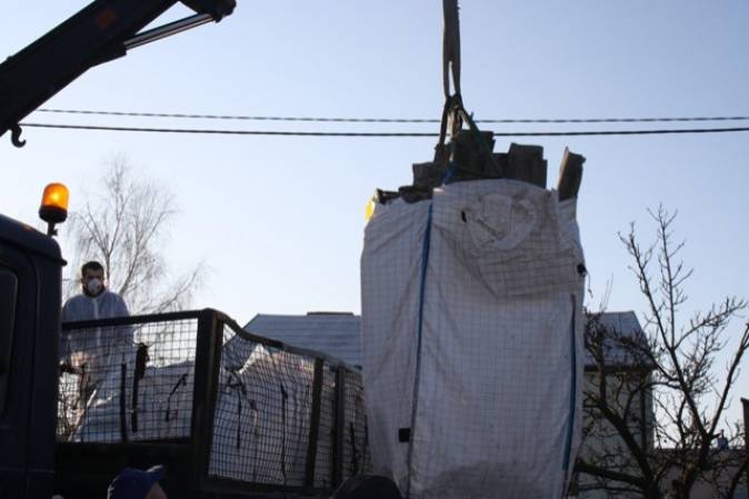 Pracownicy firmy OL-DACH z Myszkowa ładują azbest do wywiezienia i utylizacji. 