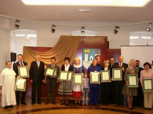 Na fot. Pamiątkowe zdjęcie zdobywców wszystkich certyfikatów przyznanych przez Częstochowska Organizację Turystyczną.