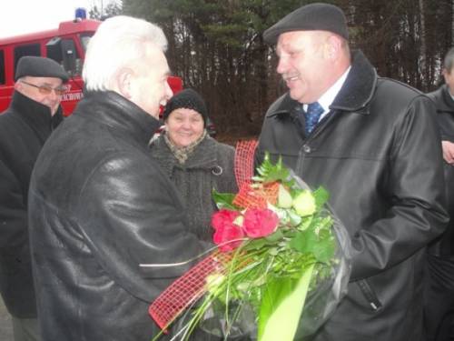Prezes Krzysztof Kołodziejczyk odbiera kwiaty od sołtysa Włodzimierza Skrzypiciela. 
