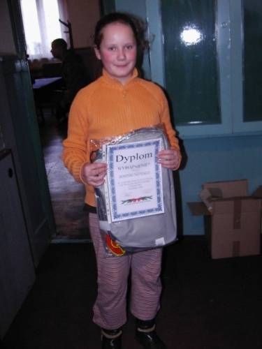 Na fot. Dominika Niepiekło z pamiątkowym dyplomem i nagrodą.
