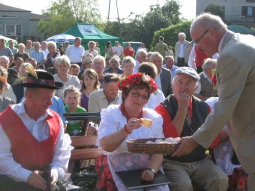 Burmistrz Klemens Podlejski częstował tegorocznym chlebem gości na dożynkach.