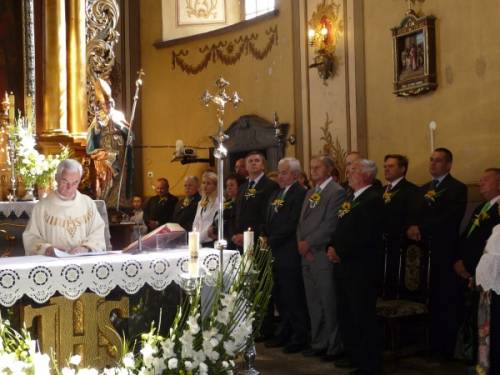 Uroczysta msza dożynkowa dziękczynna była celebrowana przez księdza proboszcza Jana Wajsa.