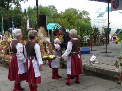 Zespół Lira z Żarek podarował tradycyjną kopkę Mariuszowi Kleszczewskiemu, członkowi Zarządu Województwa Śląskiego.