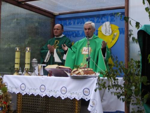 Msza św. którą odprawił ks. Jan Wajs wraz z o. Antonim z Klasztoru Ojców Paulinów z Leśniowa
