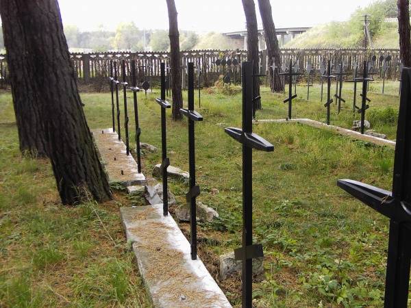 : Nowe drewniane krzyże zamontowano na cmentarzu ...