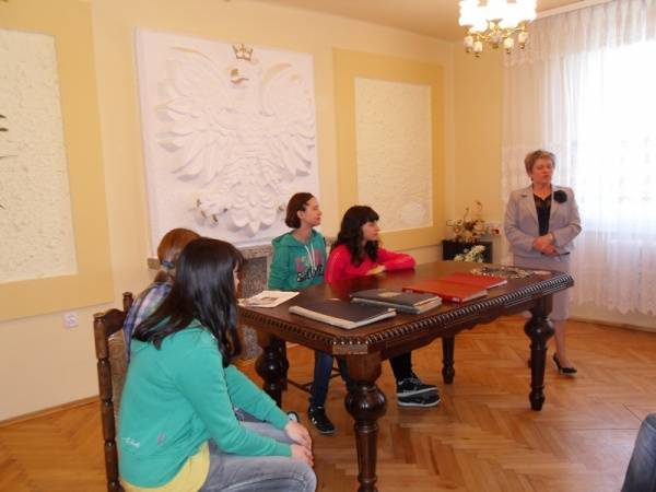 Kierownik Joanna Jarosz spotkała się z uczniami w sali ślubów. 