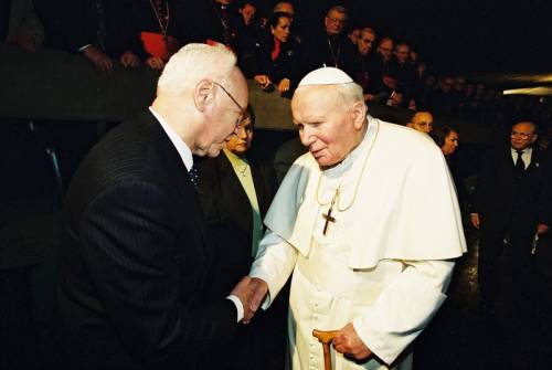 Eli Zborowski był jednym z sześciu osób, które przywitały papieża Jana Pawła II w dniu 23 marca 2000 roku w Instytucie Yad Vashem. Fot. Yad Vashem