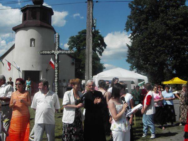 Na fot. na festyn przybyli okoliczni mieszkańcy oraz wielu gości m.in. ks. Jan Wajs – proboszcz z Żarek
