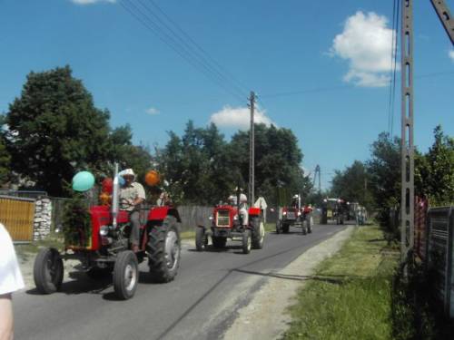 Na fot. traktorzyści z Jaroszowa w trakcie parady.