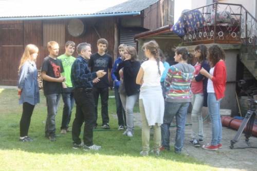 Reżyser Krzysztof Zygalski wykorzystywał każdą wolną minutę, aby porozmawiać z gimnazjalistami nt. co się dzieje na planie filmowym. 