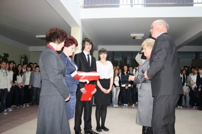 Burmistrz Klemens Podlejski wraz z przewodniczącą Stanisławą Nowak (z prawej) przekazują klucze do gimnazjum do rąk przedstawicieli dyrekcji, rodziców i uczniów.