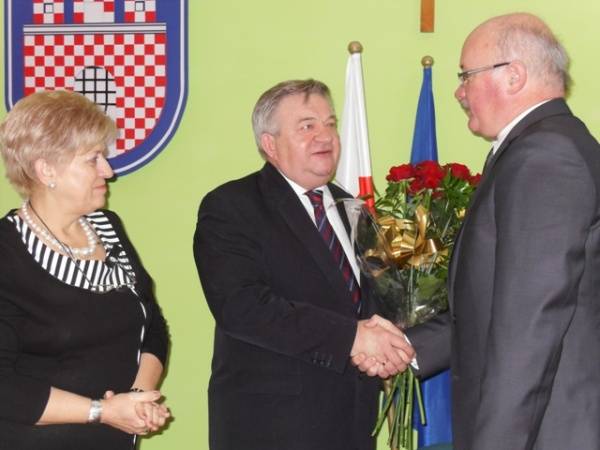 Starosta Leon Okraska składa gratulacje burmistrzowi Klemensowi Podlejskiemu, obok przewodnicząca Rady Miejskiej Stanisława Nowak.