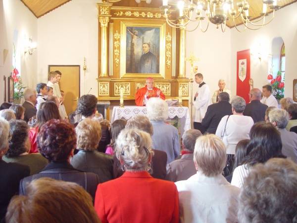 Na fot. Ksiądz arcybiskup Stanisław Nowak w trakcie uroczystej mszy w kościele w Jaroszowie. W tle nowa nadstawa ołtarzowa. 
