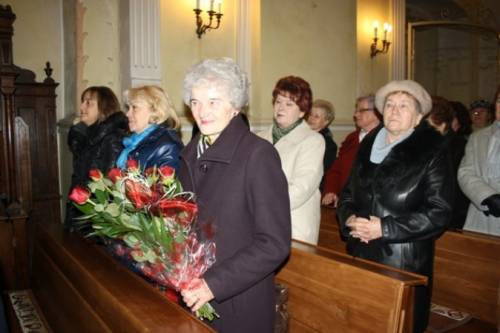 Halina Piętak z Ostrowa, emerytowana dyrektor SP w Przybynowie otrzymała kwiaty od biskupa. 