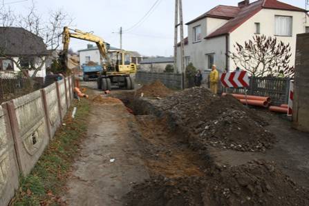 Budowa kanalizacji w Wysokiej Lelowskiej. 