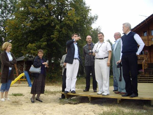 Na fot. Od lewej: Beata Miszczyk, Grażyna Jastrząb, Ryszard Miszczyk, Witek Maryś, Marek Migas, Klemens Podlejski, Adam Radosz w czasie wizytacji konkursowej w 16 września 2009 roku.