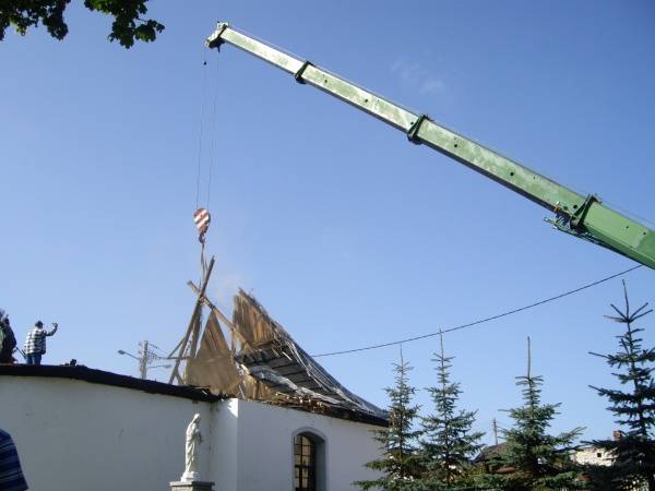 Na fot. Demontaż dachu na kościele św. Barbary w Żarkach.