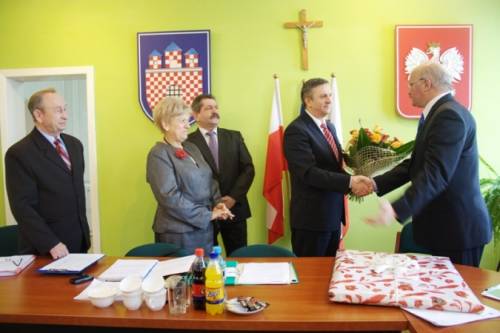 Burmistrz K. Podlejski składa gratulacje marszałkowi M. Kleszczewskiemu. Od lewej radni: B. Kowacki, S. Nowak i H. Świerdza. 