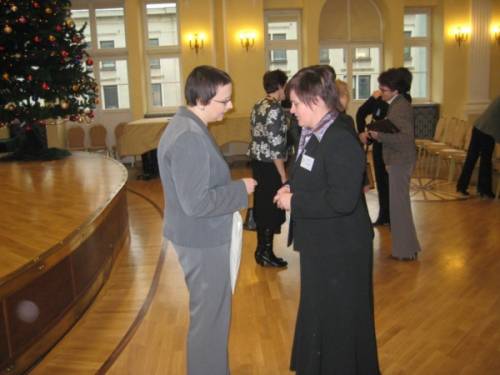 Na fot. Minister Katarzyna Hall rozmawia z dyrektor SP Jaworznik  Jadwigą Podlejską  w chwilę po wręczeniu materiałów promocyjnych gminy Żarki.