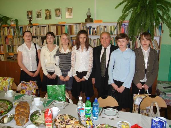 Na fot. Motek Weinryb wraz z uczniami Szkoły Podstawowej w Żarkach.