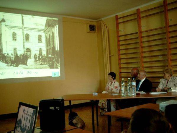 Na fot. Zaproszony gość, pan Motka Weinryb (drugi po prawej), w trakcie oglądania prezentacji multimedialnej.