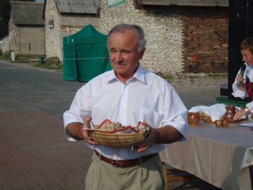Wicestarosta Jan Kiersa z wiejskim chlebem