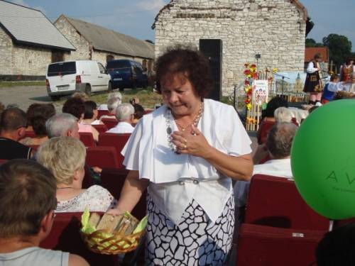 Radna Jadwiga Skalec częstuje widzów Festiwalu Na Klepisku