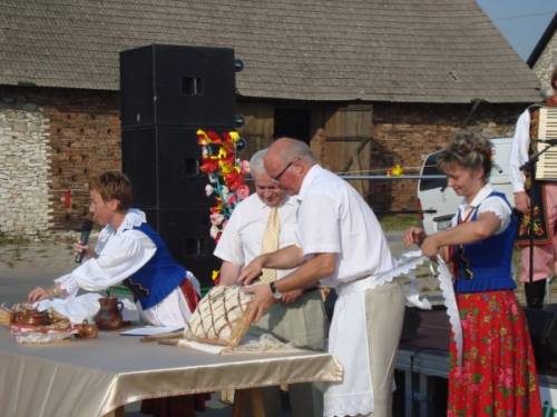 Starosta Marian Wróbeli burmistrz Klemens Podlejski krojąwiejski chleb