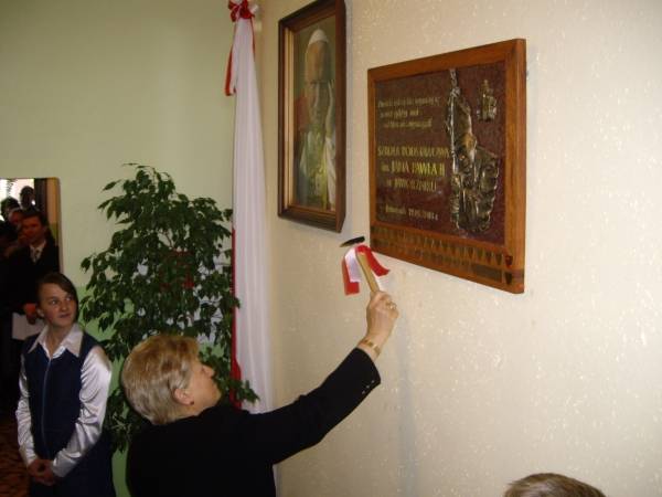Na fot. Przewodnicząca Rady Miejskiej Stanisława Nowak wbija gwóźdź w pamiątkową tablicę