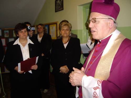 Na fot. Od lewej Jadwiga Podlejska, Stanisława Nowak oraz arcybiskup Stanisław Nowak w czasie oficjalnej części uroczystości