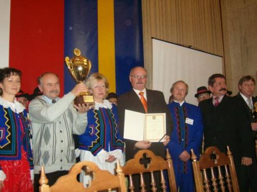 Przedstawiciele zagród wspólnie z burmistrzem Żarek Klemensem Podlejskim oraz radnym Henrykiem Świerdzą przy odbiorze nagród za zajęcie II miejsca w kategorii najlepsze przedsięwzięcie