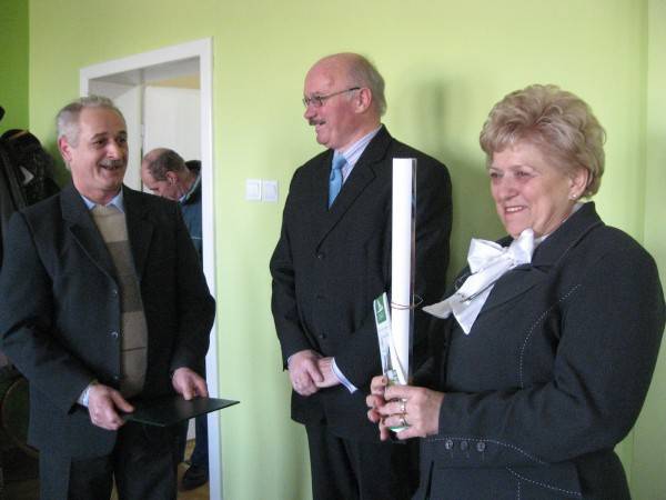 Na fot. Bogdan Dorobisz ( z lewej) w czasie odbioru nagrody z rąk burmistrza Klemensa Podlejskiego oraz przewodniczącej Rady Miejskiej Stanisławy Nowak.