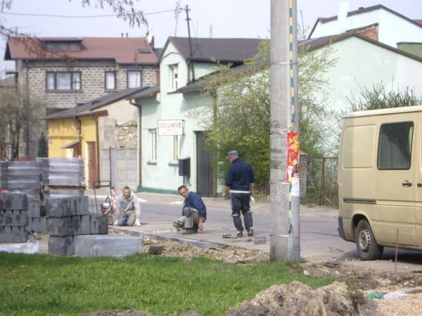 Na fot. Prace przy parkingach przy ul. Armii Krajowej w Żarkach.