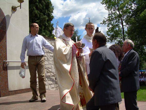 Biskup Jan Wątroba udzielający Komunii Świętej