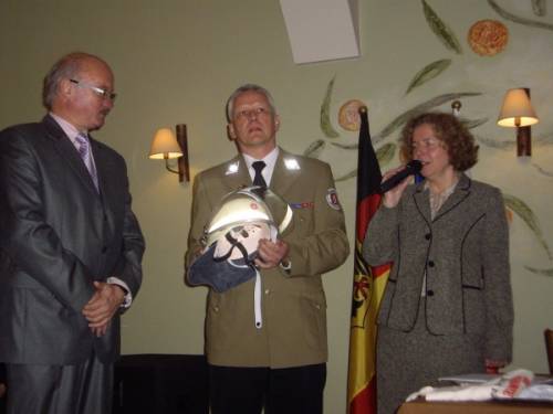  Burmistrz Klemens Podlejski otrzymał z rąk Ulricha Radke kask firmowy Zakonu Joannitów z życzeniami, aby go chronił od wszelkimi niebezpieczeństwami.
